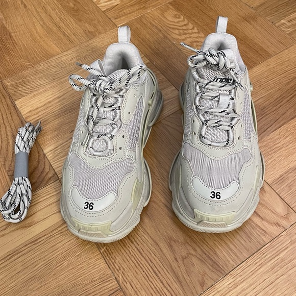 BALENCIAGA triple S logo embroidered sneakers - Picture 4 of 8
